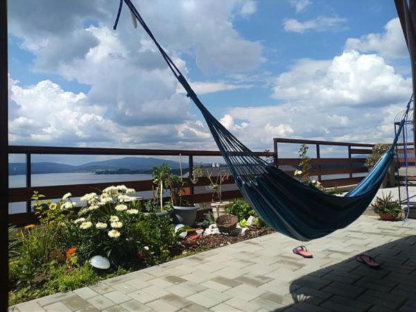 На фото показан объект Apartmán s terasou a výhledem na jezero Lipno, расположенный в городе Kovářov.