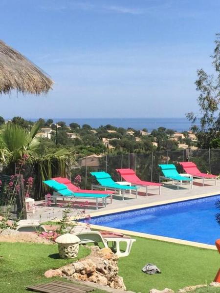 照片显示了位于Roquebrune-sur-Argens市的Villa de qualité vue mer piscine chauffée物件。