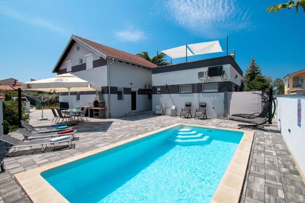 Na foto é possível ver o objeto Villa Damjan in Istrien localizado na cidade de Peroj.