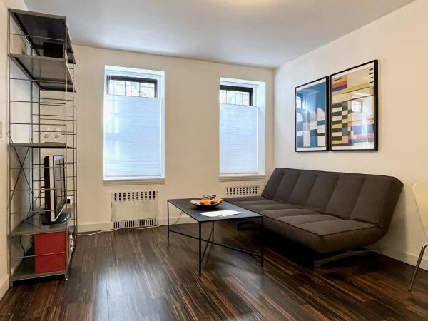 A la foto es mostra l'objecte Close to all! 2-room suite in a 1-family townhouse situat a la ciutat de Brooklyn.