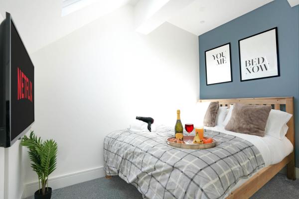 På billedet ses objektet Central Buckingham Apartment #4 with Free Parking, Pool Table, Fast Wifi and Smart TV with Netflix by Yoko Property beliggende i byen Buckingham.