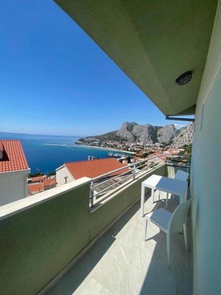 Auf dem Foto ist das Objekt Apartments with parking space Omis - 21057 in der Stadt Omiš zu sehen.