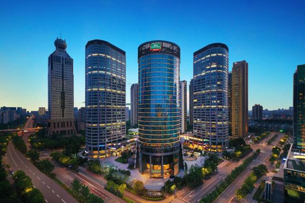 Na zdjęciu widoczny jest obiekt Courtyard by Marriott Hangzhou Qianjiang położony w mieście Hangzhou.