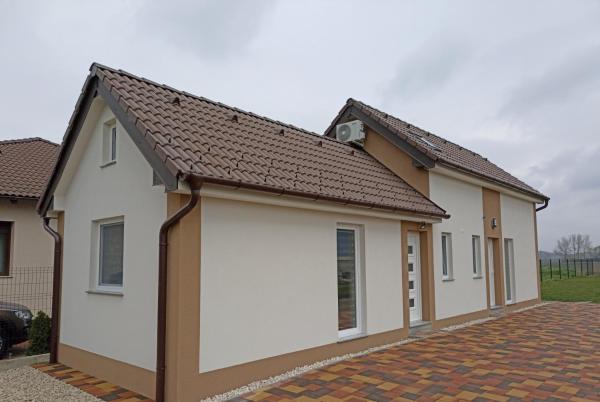 Na zdjęciu widoczny jest obiekt Vadgalamb Apartmanház położony w mieście Hédervár.