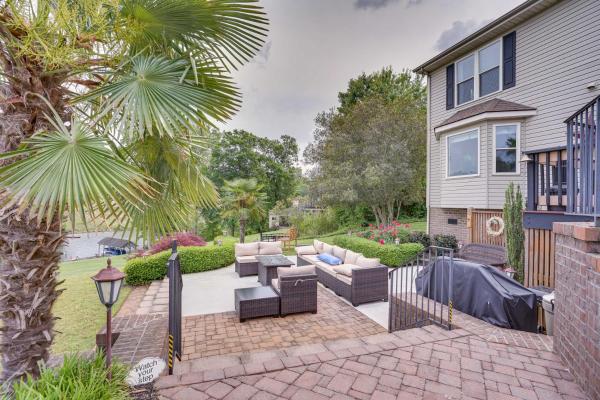 A la foto es mostra l'objecte Dock and Kayaks Lakefront Roanoke Rapids Home situat a la ciutat de Garysburg.
