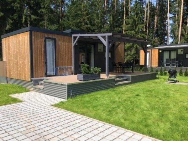Na zdjęciu widoczny jest obiekt Nettes Ferienhaus in Wackersdorf mit Sauna, Grill und Whirlpool położony w mieście Wackersdorf.