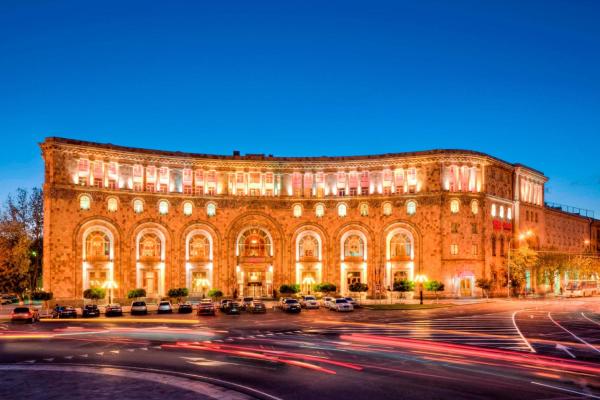 Na zdjęciu widoczny jest obiekt Armenia Marriott Hotel Yerevan położony w mieście Erywań.