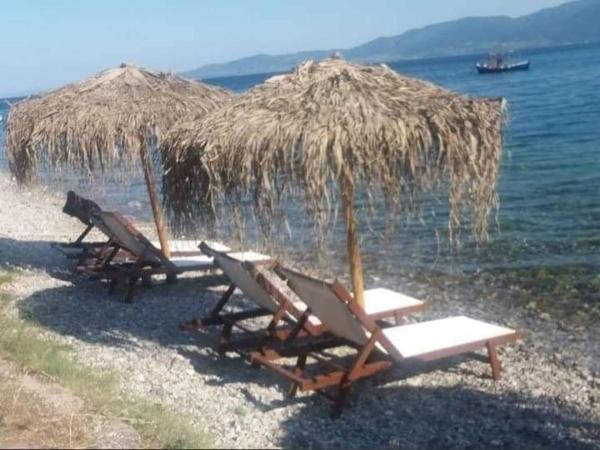 A la foto es mostra l'objecte AGGELIKI STUDIOS situat a la ciutat de Likhás.