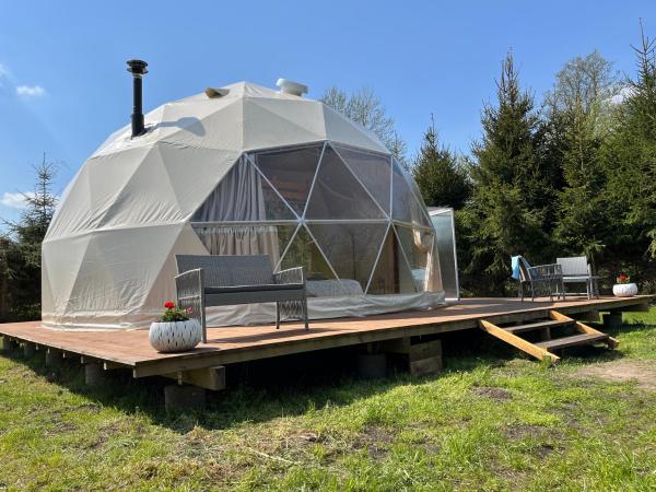 Nella foto è visibile l'oggetto Glamping w sercu mazur z prywatną plażą situato nella città di Regiel.