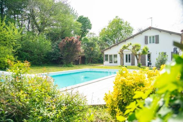 A la foto es mostra l'objecte Villa Ersanavera situat a la ciutat de Saubrigues.