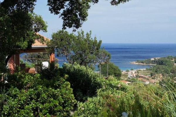 Na zdjęciu widoczny jest obiekt Villa Vista Mare 33 Favone 6P superbe vue mer plage Favone 600M położony w mieście Conca.