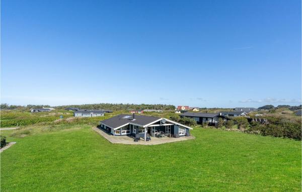 A la foto es mostra l'objecte Gorgeous Home In Hjørring With Sauna situat a la ciutat de Hjørring.
