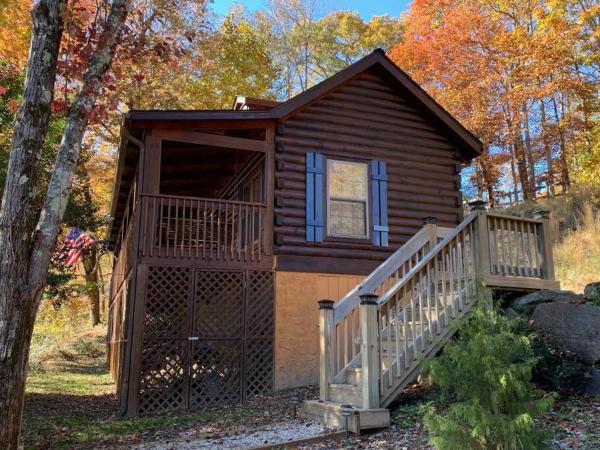 A la foto es mostra l'objecte Log Cabin Walkable to Lake Lure & Chimney Rock - Blue Skies situat a la ciutat de Shumont.