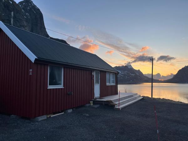 写真にはモスケネス市にあるReinefjord panoramaが写っています。