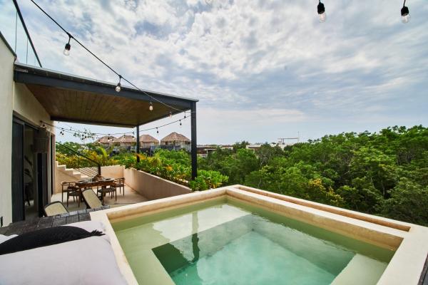 Na zdjęciu widoczny jest obiekt Bohochic Penthouse 3BDR x Pool x Jungle views położony w mieście Tulum.
