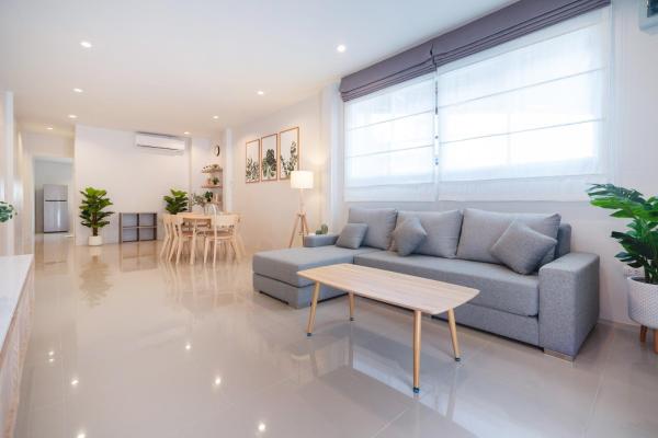 A la foto es mostra l'objecte 2BR Homey townhome 350M walk to Kata Beach Fully equipped situat a la ciutat de Kata Beach.