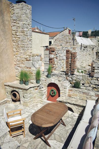 Na zdjęciu widoczny jest obiekt Yi artistry 1-bedroom medieval holiday house położony w mieście Koiní.