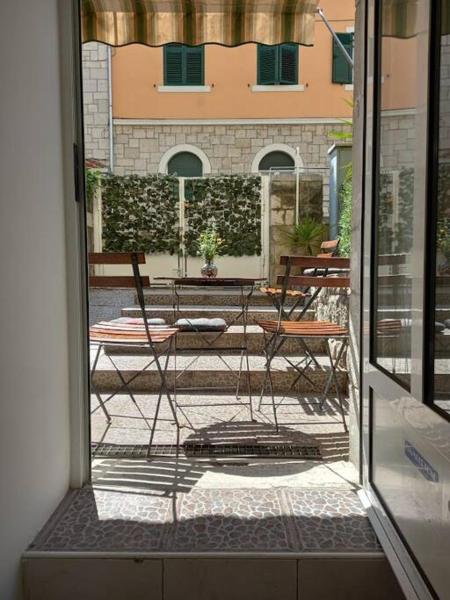 The photo shows the Guesthouse Yucca located in the city of Split.