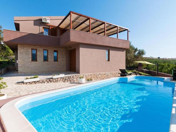 På billedet ses objektet Villa in Rovanjska with Pool & Sea Views beliggende i byen Jasenice.