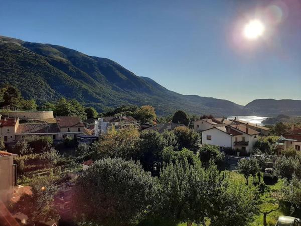 Στη φωτογραφία φαίνεται το αντικείμενο Casa con vista lago, Civitella Alfedena που βρίσκεται στην πόλη Civitella Alfedena.