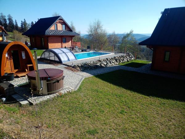 A la foto es mostra l'objecte Sowiogórska Ostoja situat a la ciutat de Jugów.