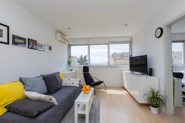 照片显示了位于Split市的Apartment Saluti near old town with sea view&parking物件。