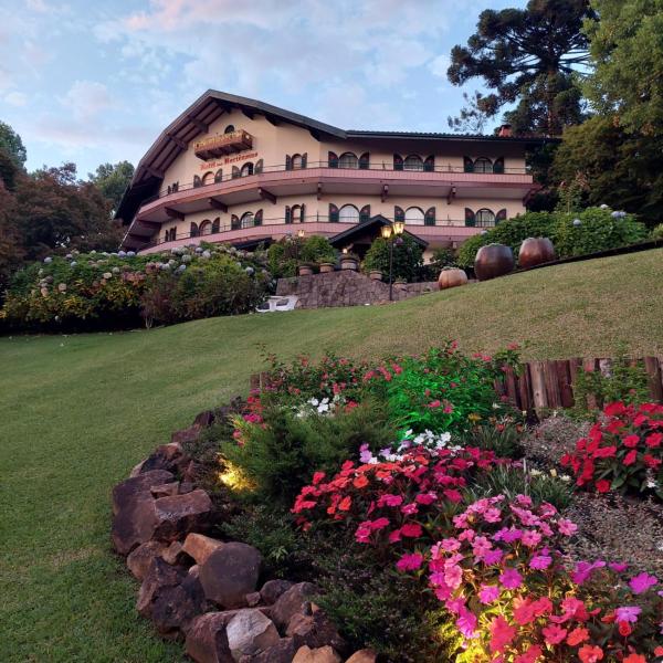 The photo shows the Hotel das Hortênsias located in the city of Gramado.