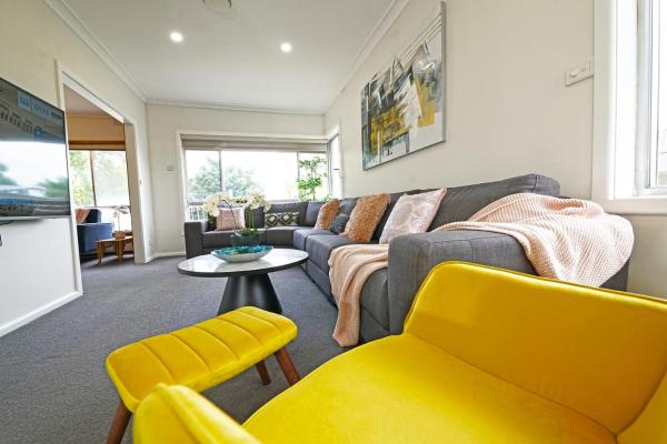 Kuvassa näkyy kohde Doncaster Renovated 5BD/4BR Brick Home Parking WiFi, joka sijaitsee kaupungissa Doncaster.