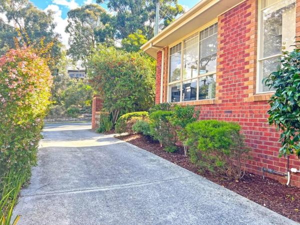 The photo shows the Charming Convenient 2BR Compact House Ringwood located in the city of Ringwood North.
