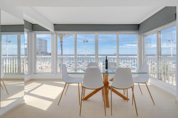 A la foto es mostra l'objecte Sun Sand and Luxury Seafront Apartment Veracruz Levante situat a la ciutat de Benidorm.