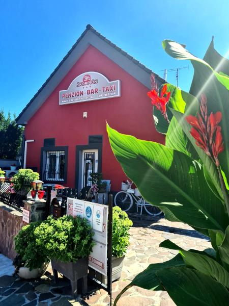 På billedet ses objektet Penzion Škorpión beliggende i byen Senec.