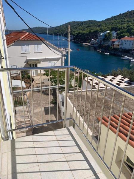 Na fotografii je vidět objekt Apartments Tončica nacházející se ve městě Božava.