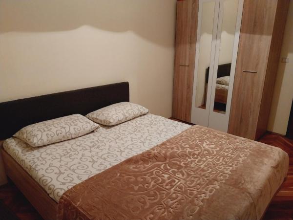 A la foto es mostra l'objecte Stan na dan - Inđija situat a la ciutat de Inđija.