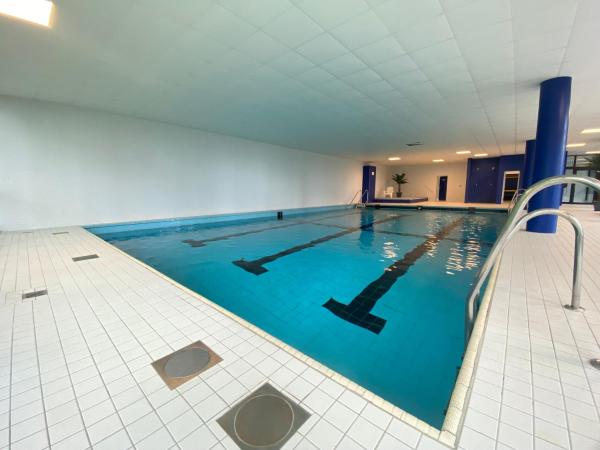 KYANIT APARTMENT: FREE PARKING + POOL + NETFLIX, Wuppertal