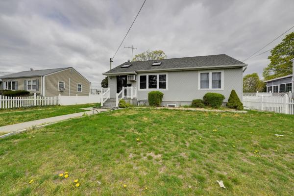 A la foto es mostra l'objecte North Babylon Home, Near Belmont Lake State Park! situat a la ciutat de Dix Hills.