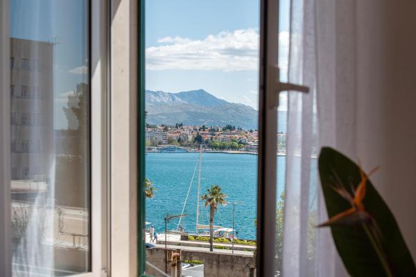 En la foto se muestra el objeto Spacious 3BR Seaview Apt Near Old Town & Beach ubicado en la ciudad de Split.