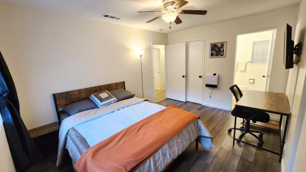 A la foto es mostra l'objecte Private, Spacious, 4x Queen, 300 MBPS Internet with Backyard! situat a la ciutat de Hemet.