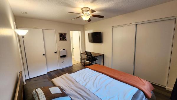 Foto 2: Private, Spacious, 4x Queen, 300 MBPS Internet with Backyard!