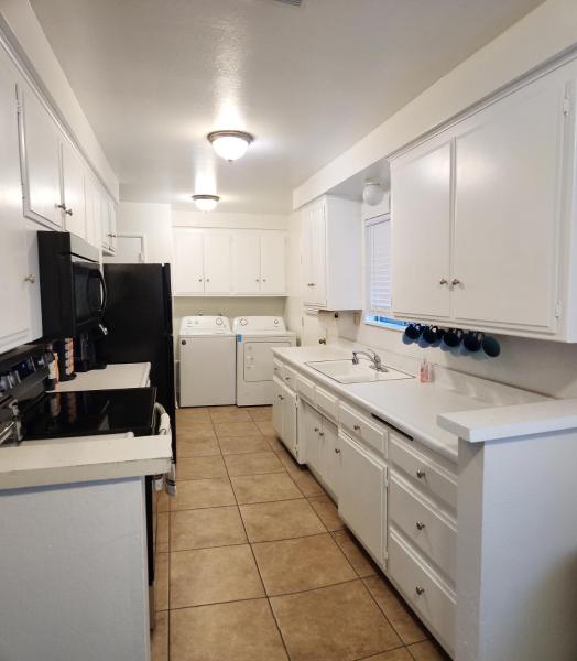 Foto 5: Private, Spacious, 4x Queen, 300 MBPS Internet with Backyard!