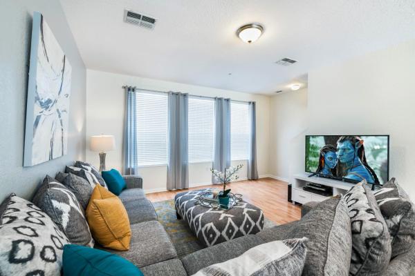 Beautiful Newly Updated Townhome Sleeps 10 - Winter Garden, FL