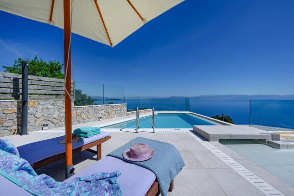 Na fotografii je vidět objekt Sea & Cliff Luxury Suites nacházející se ve městě Benitses.