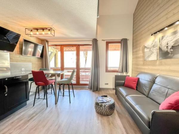 Nella foto è visibile l'oggetto Studio + mezzanine pour 4 personnes avec balcon, piscine et sauna, à 50m des pistes à Valloire - FR-1-263-527 situato nella città di Valloire.