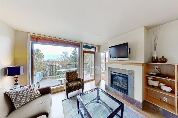 Στη φωτογραφία φαίνεται το αντικείμενο Chelan Resort Suites Sunny Livin 111 που βρίσκεται στην πόλη Chelan.