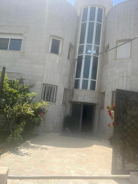 Op de foto is het object Ajloun Rest House te zien, gelegen in de stad Al ‘Āmirīyah.