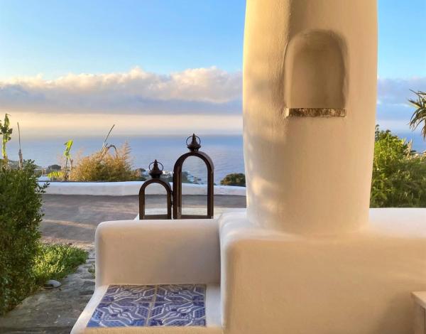 A la foto es mostra l'objecte Casa Surya - Sea view terrace, Isola Salina situat a la ciutat de Malfa.