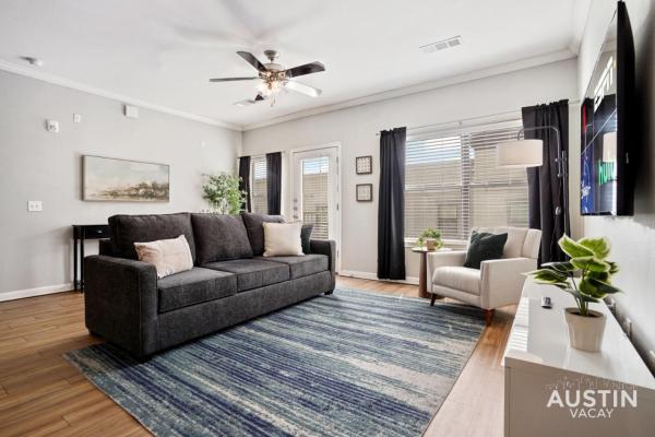 A la foto es mostra l'objecte King Beds and Memory Foam Sleeper in Vibrant ATX Apt situat a la ciutat de Austin.