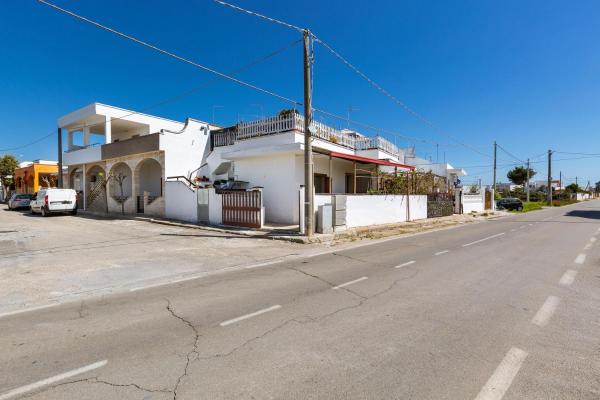A la foto es mostra l'objecte Villetta Mare Fuori by BarbarHouse situat a la ciutat de Torre Lapillo.