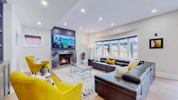 Nella foto è visibile l'oggetto Family Modern walkout Basement wSauna Indoor Fireplace Wifi situato nella città di Innisfil.