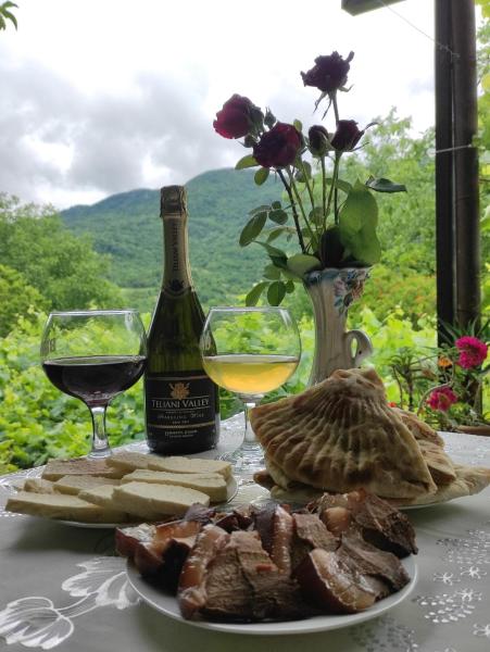 Na zdjęciu widoczny jest obiekt Family Hotel Sani położony w mieście Tsesi.