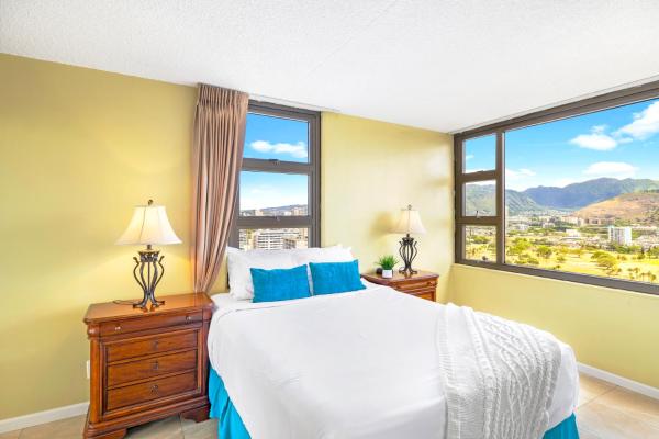 Bilde 2: Stylish with Mountain Views, Parking, Steps to Beach